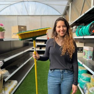 כלי עבודה, כלי גינון ידניים, כלי גינון ידניים, מגרפות וקלשונים. מטאטא לדשא סינטטי.