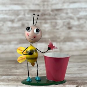דמות דבורה דקורטיבית ממתכת עם עציץ ורוד קטן - קישוט לגינה ולבית משתלת מרמלשטיין